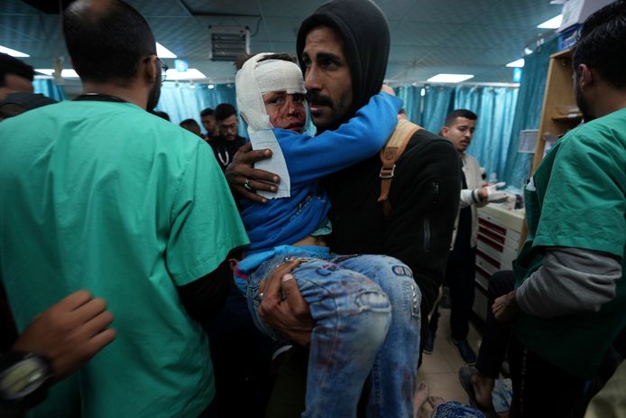 Na een Israëlische luchtaanval worden gewonde Palestijnen in het ziekenhuis van Deir al-Balah behandeld. (23/2/24)