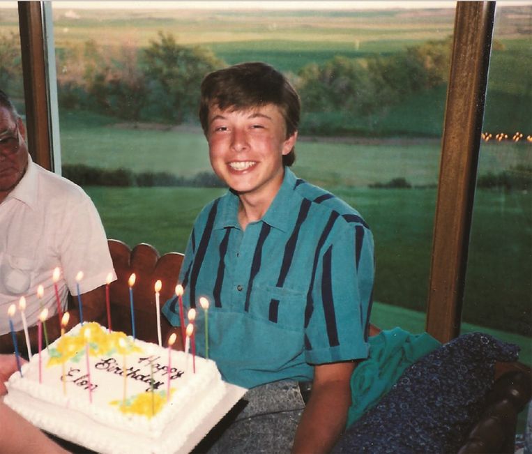 Elon Musk viert zijn 18de verjaardag in 1989.  Beeld Twitter Maye Musk