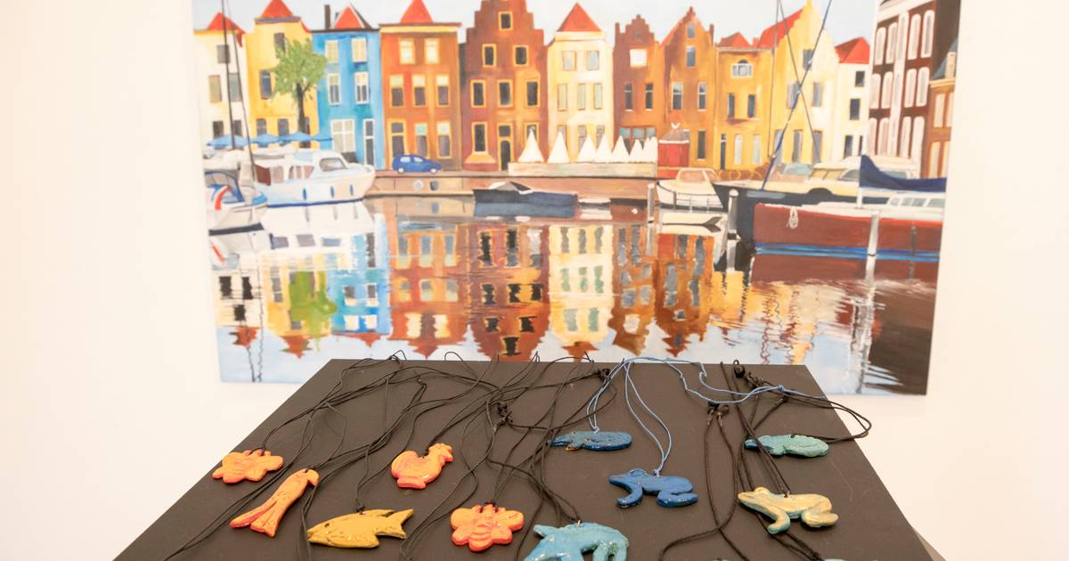Oma en kleindochter exposeren in Oudelande