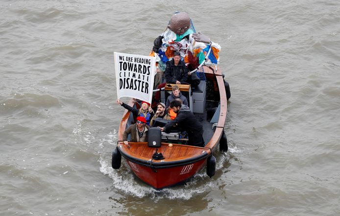 Activisten in een bootje op de Thames.
