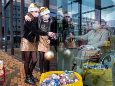 Pam en Cato geven 700 kerstballen aan Amphia-patiënten: ‘Met kerst moet niemand alleen zijn’