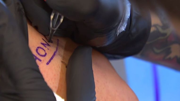 Het gedicht 'Honger' van Maarten Inghels is er nu ook als tattoo. Beeld vtm