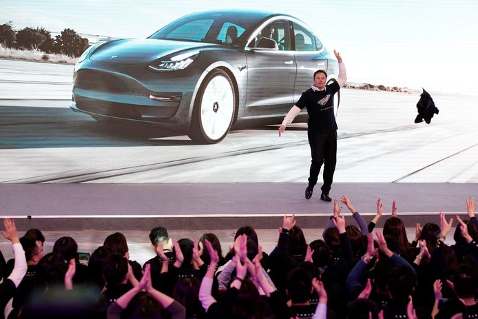 Elon Musk gooide begin vorige maand zijn colbert uit en deed een dansje, bij de introductie van de Model 3 in China