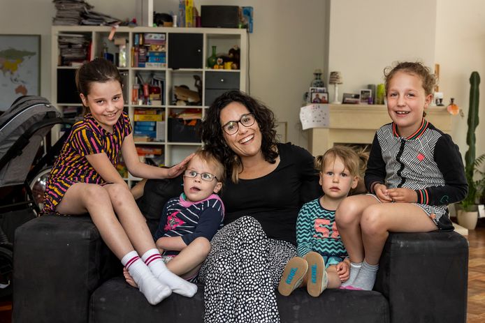 Miriam Goudsmit en haar vier dochters Sanne, Noor, Sofieke en Veerle (vlnr).