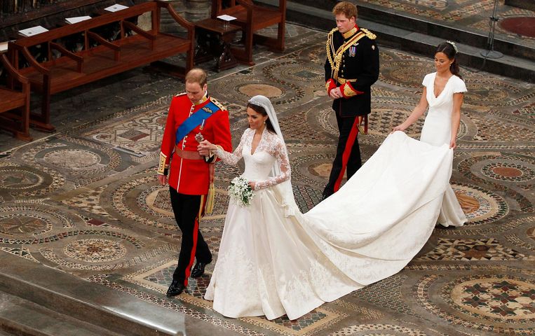 Daar komt het bruidspaar! Prins William en Kate lopen naar het altaar. Beeld Getty Images