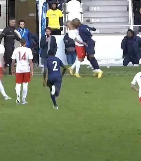 Vier keer rood bij Frankrijk Onder 18, onder meer voor  kopstoot: ‘Ik moet spelers straffen’