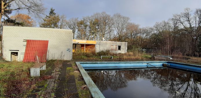 Het water in het zwembad bij camping De Heide is inktzwart.