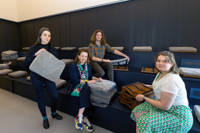 Studenten van het SintLucas schenken kussens  aan het Schoenenmuseum in Waalwijk.