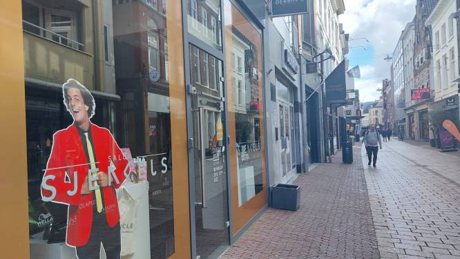 Hierom kom je bij Arnhemse winkeliers een kartonnen 'man' in rood jasje tegen