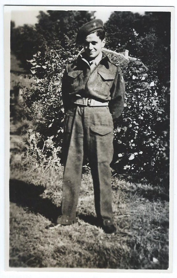 Dienstplichtig soldaat Piet Colsters in zijn uniform.