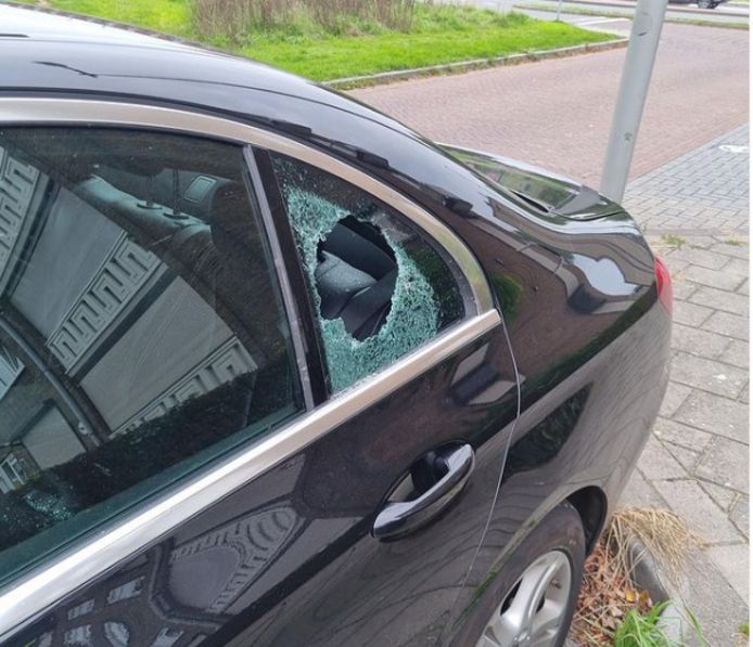 Een oplettende buurtbewoner zorgde er vanochtend voor dat een verdachte van auto-inbraak in Malburgen-Oost kon worden aangehouden op de Huissensestraat.