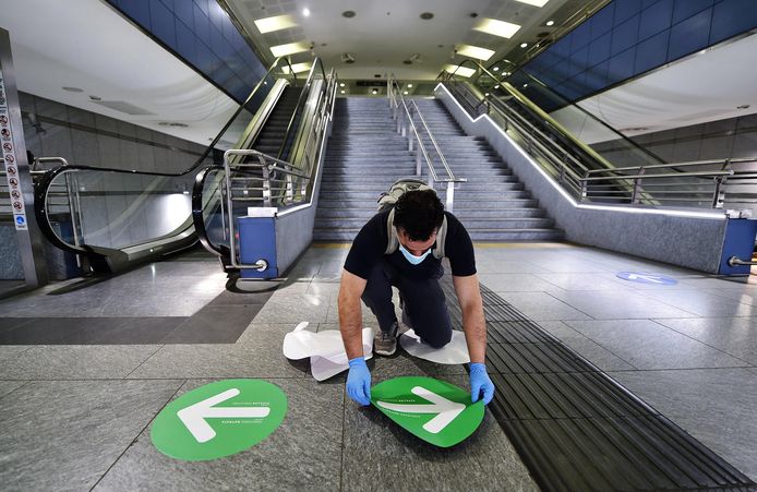 Employé posant des signaux de distanciation sociale dans le métro de Turin, le 2 mai.