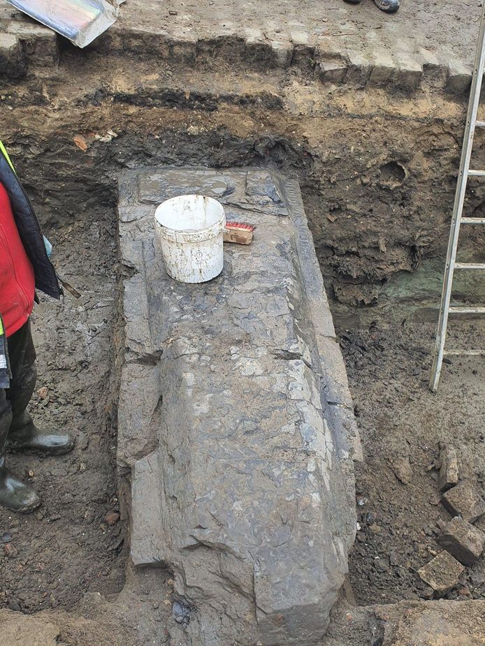 Archeologen Vinden Grafsteen Uit Het Verleden Op Sint Maartensplein