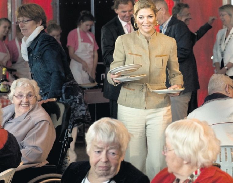 Prinses Máxima deelt pannekoeken uit bij de opening van Stichting Present in Ureterp. Foto Reyer Boxem Beeld 