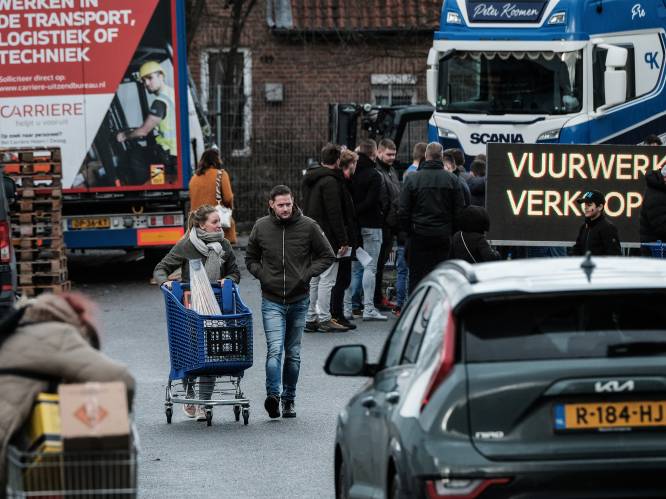Nederlanders massaal in de rij voor Duits vuurwerk: ‘Ik had nu ook bij oma kunnen zitten’