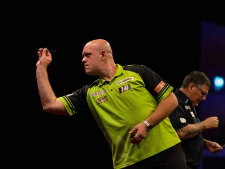 Van Gerwen kan maar kort genieten van nieuw Premier League-concept: ‘Zaten zaadlegs tussen’