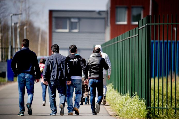 Drie van de jongemannen hebben een treinkaartje gekregen naar Ter Apel, waar een centraal opvangcentrum is voor asielzoekers.