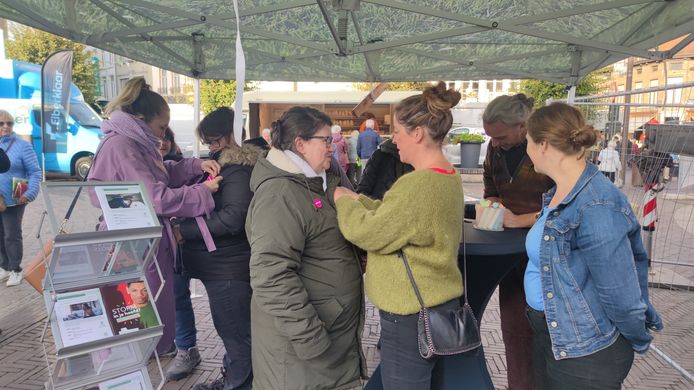 Applausteam verrast marktgangers in Zottegem.