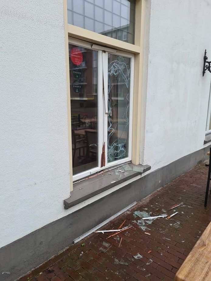 Het kozijn moet volledig vervangen worden.