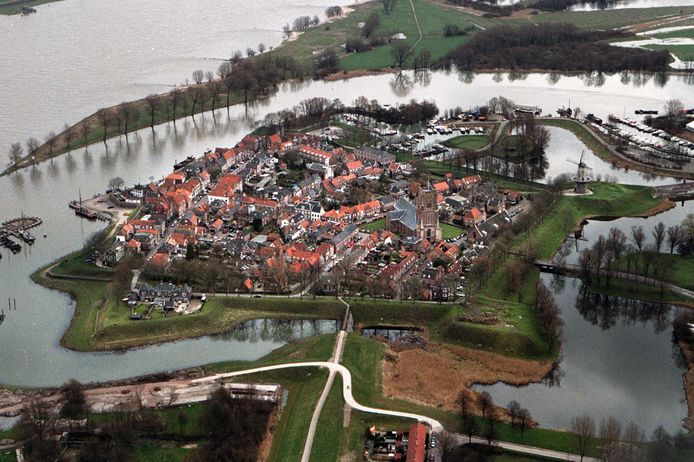 De vesting Woudrichem. Er leven ideeën om in een leegstaande ruimte in het Arsenaal een bezoekerscentrum te realiseren. Er moet eerst een haalbaarheidsonderzoek komen.