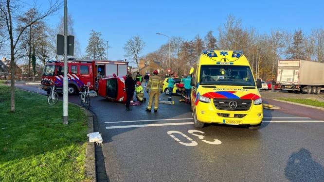 Fietser (78) raakt bekneld onder auto bij ongeluk in Harderwijk: omstanders schieten te hulp