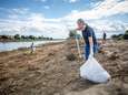 230 volontaires nettoient les berges de la Meuse dans le Limbourg après les inondations
