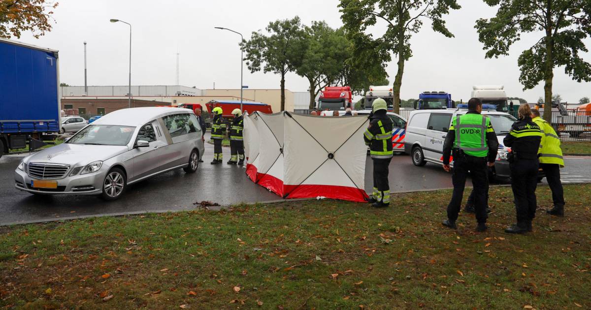 Fietser overleden bij aanrijding met vrachtwagen in Beuningen.