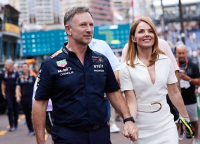 Glimlachend en hand in hand: Geri Halliwell en Christian Horner doen alsof er geen vuiltje aan de lucht is op Grand Prix