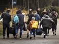 Net aangekomen asielzoekers op weg naar het aanmeldcentrum in Ter Apel.