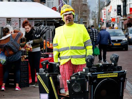 Milko wijst vrolijk op 1,5 meter afstand op markt Leerdam op deze beladen dag 