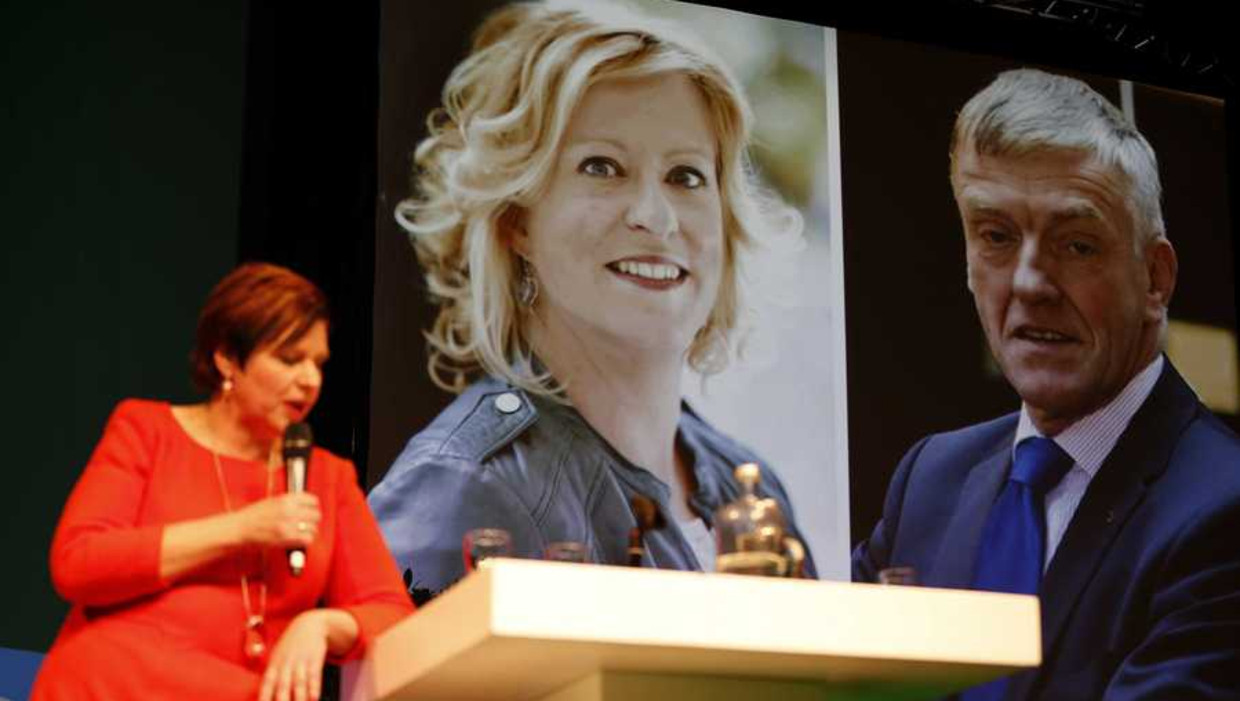 Partijvoorzitter Ruth Peetoom (L) maakt bekend dat Esther de Lange (M) is verkozen tot de nieuwe lijsttrekker voor CDA in Europa, tijdens het CDA najaarscongres. Beeld anp