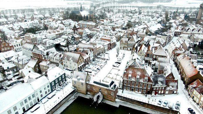 Het vestingstadje Heusden is natuurlijk al hartstikke pittoresk, maar wat als daar ook nog eens een pak sneeuw op neerdaalt? Nou, dan heb je helemaal een ansichtkaart te pakken én is het dolle pret voor iedereen die thuis nog een sleetje heeft liggen. Want waar kan dat beter dan op de Heusdense wallen?