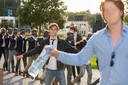 Een Leidse rechtenstudent (rechts, onherkenbaar gemaakt) maakt de fotograaf duidelijk dat hij niet zit te wachten op foto's van de ontgroening van eerstejaars.