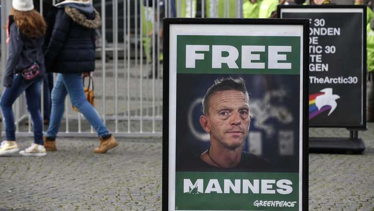 Een bord met een foto van de Nederlandse Greenpeace-activist Mannes Ubels, een van de 30 die vasten zit in het Russische Moermansk, tijdens een demonstratie op de Grote Markt in Groningen. Beeld anp