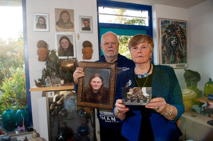 Henk Jan met het portret van hun overleden zoon Jurjen en Gerdie met een foto van het beeld dat is gestolen.