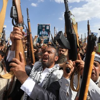 Houthi’s blijven Ameri­kanen tarten: straaljager op bodem zee beland na aanval op vliegdekschip    