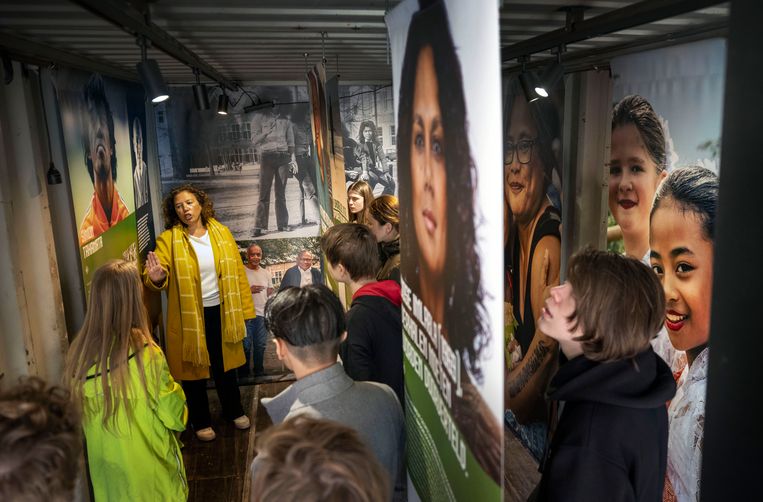 Nathalie Toisuta, met gele jas, nam het transport van de containers naar Zeist voor eigen rekening. Beeld Werry Crone