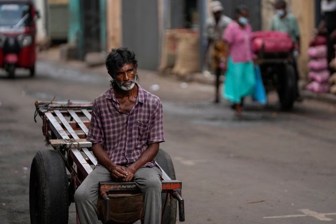 Een man wacht op werk op een markt in Colombo, Sri Lanka. De foto werd afgelopen maand gemaakt.