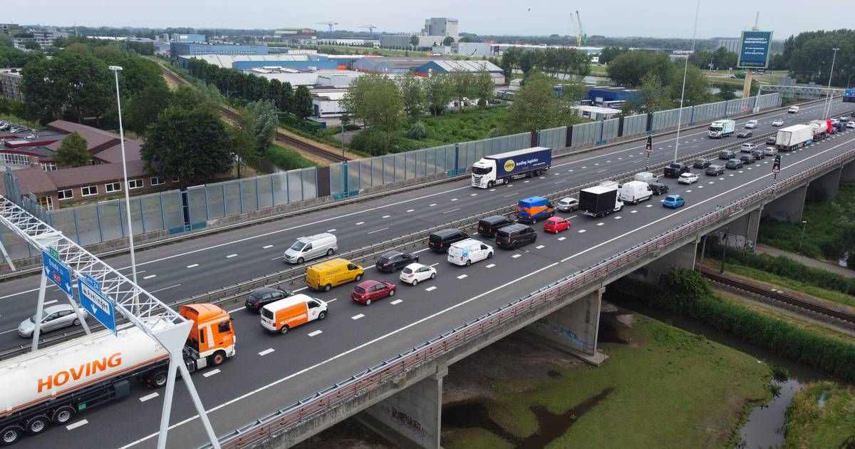 Flinke vertraging op de A27 vanaf Hank door een ongeval.