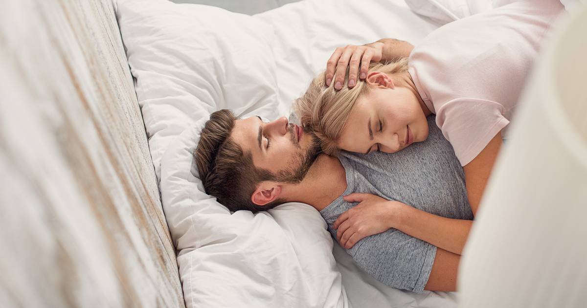 13 kleine dingen die vrouwen sexy vinden bij mannen en vice versa een vrouw die net wakker is heerlijk seks relaties hln be