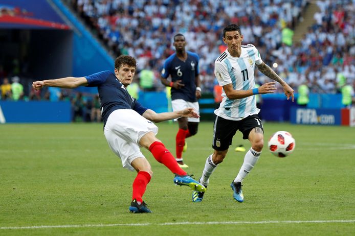 Benjamin Pavard haalt vanaf 25 meter uit tegen Argentinië en ziet zijn schot in de kruising verdwijnen.