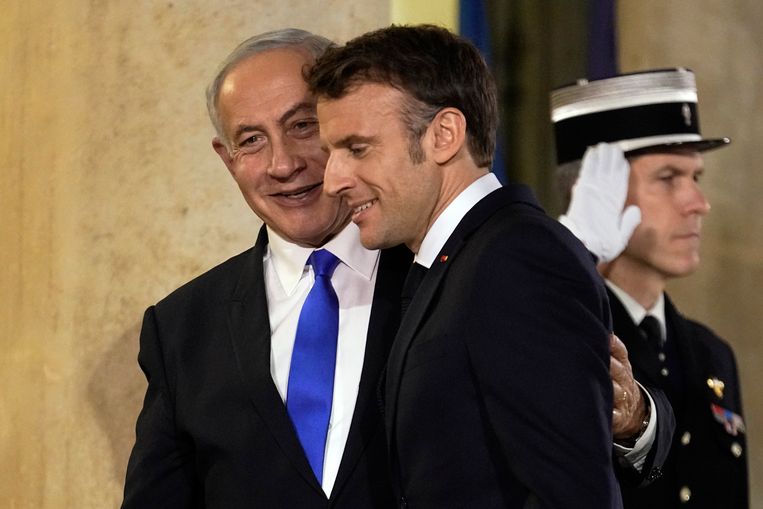 Franse president Emmanuel Macron, rechts, en Israëlische premier Benjamin Netanyahu. Beeld AP