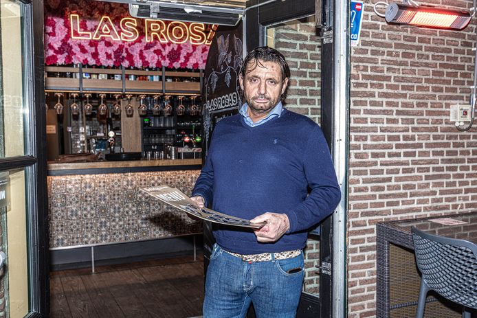 Een open deur bij Las Rosas van Hendrik Karabagias. Zaterdag gaan in Zwolle veel horecazaken open, als noodkreet naar de regering.