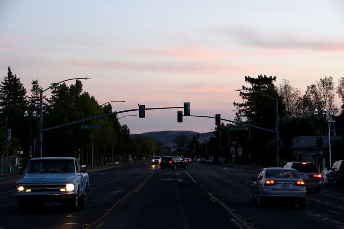 Verkeerslichten blijven op zwart in Sonoma, Californië.