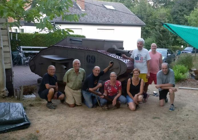 De Kwisvrienden Huldenberg voor hun zelf gemaakte tank Mark IV voor de Rochusommeganck van 2018.