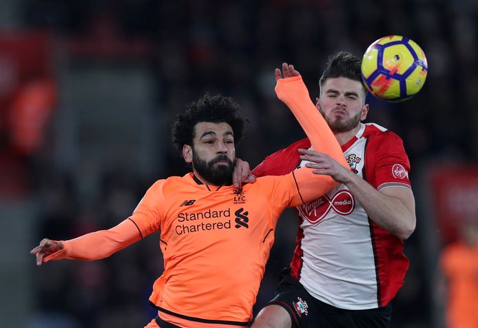 Wesley Hoedt probeert Mohamed Salah af te stoppen.