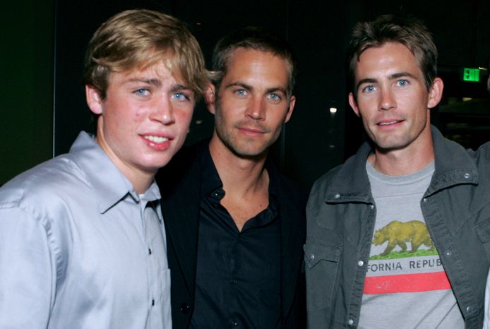 De in 2013 overleden acteur Paul Walker (midden) met z'n broers Cody (links) en Caleb (rechts). De foto dateert van 2008.