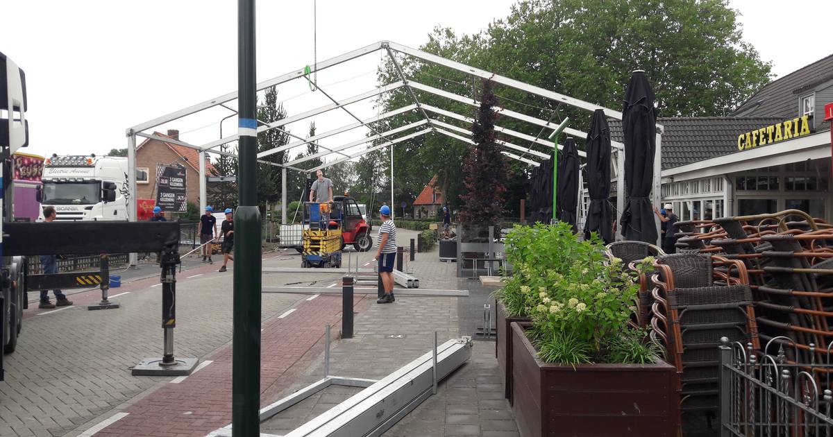Feesttent midden op de weg om kermis Vinkel nieuw leven in te blazen