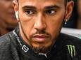 Lewis Hamilton niet bestraft na dragen piercing, Mercedes moet wel betalen: ‘Kwam allemaal bloed en pus uit’