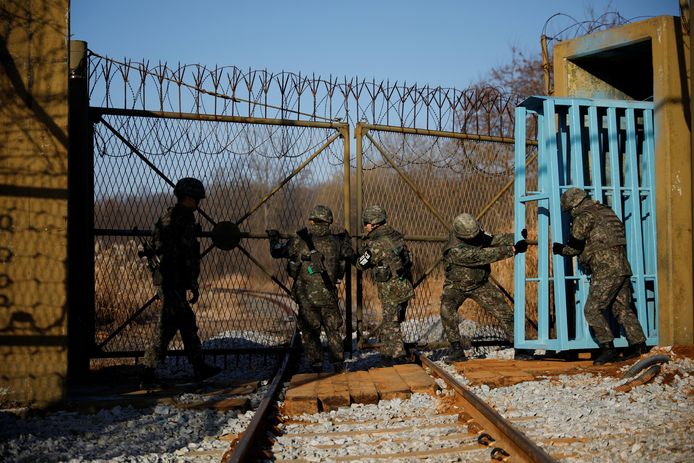 Zuid-Koreaanse soldaten sluiten een grenspunt met een transnationaal spoor tussen Noord- en Zuid-Korea.